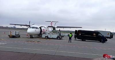 Самолет с вакциной на борту встречали представители ЮНИСЕФ, пограничники с собакой и журналисты - tsn.ua