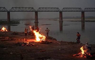 Индия - В Индии на берег реки вынесло сотни мертвецов - korrespondent.net