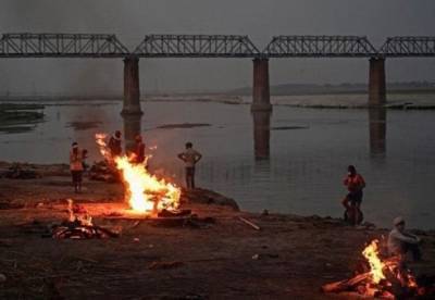 В Индии на берег реки вынесло сотни трупов (фото) - facenews.ua