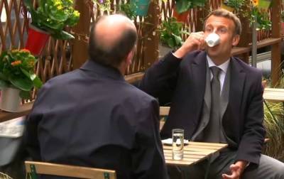 Эммануэль Макрон - Жан Кастекс - Макрон посетил кафе в честь смягчения карантина - korrespondent.net - Франция
