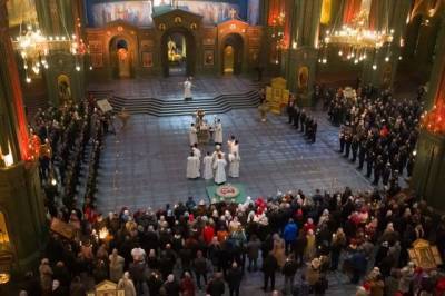 В первой пасхальной службе в храме ВС приняли участие четыре тысячи человек - aif.ru - Россия