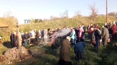 На Харьковщине священник щедро "освятил" прихожан водой из ведра: видео стало "вирусным" в сети - vchaspik.ua - Украина - Боровск