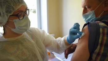 На предприятиях и в организациях выездные бригады проводят вакцинацию от коронавируса - vologda-poisk.ru