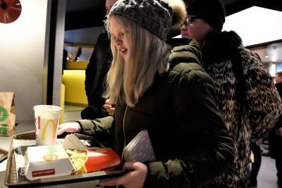 Нарушения антиковидных мер выявили в 33 ресторанах McDonald's в Москве - vm.ru - Москва