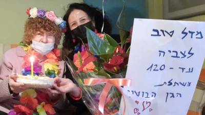 Первый день рождения в 87 лет: жительница Иерусалима устраивает сюрпризы одиноким именинникам - vesty.co.il - Израиль - Иерусалим - Мали