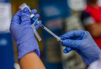 Почти половина канадцев вакцинировался от коронавируса - unn.com.ua - Канада - Киев