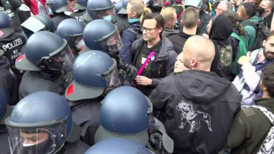 Берлинская полиция жестко задержала демонстрантов - vesti.ru - Россия - Берлин