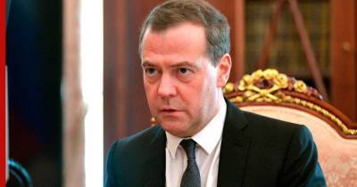 Дмитрий Медведев - Медведев объяснил свои слова об обязательной вакцинации от COVID-19 - profile.ru - Россия