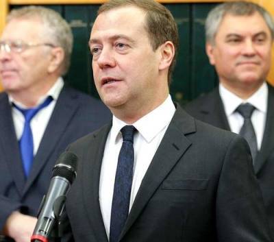 Дмитрий Медведев - Медведев объяснил свои слова об обязательной вакцинации против коронавируса - argumenti.ru - Россия