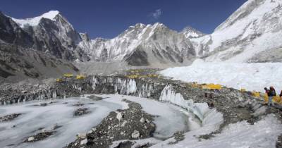 Лукас Фуртенбах - Альпинисты массово заражаются коронавирусом в базовом лагере на Эвересте — The Guardian - tsn.ua - Непал