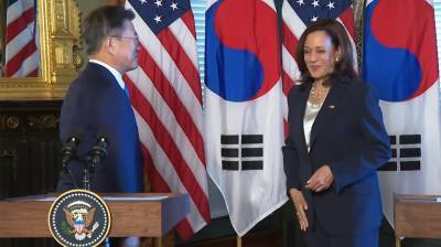 Мун Чжэин - Камал Харрис - Камала Харрис попала в скандал из-за неприличного жеста во время встречи с президентом Южной Кореи (видео) - sharij.net - Южная Корея - Президент