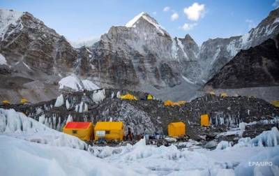 Лукас Фуртенбах - На Эвересте 100 человек заразились коронавирусом - korrespondent.net - Непал
