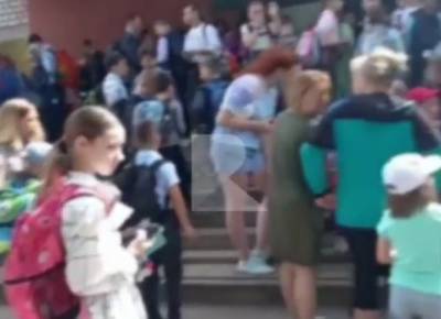 У рязанской школы №53 из проведения ОГЭ собралась толпа из младшеклассников - ya62.ru - Рязань