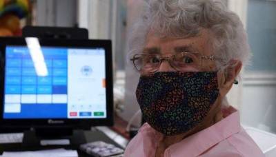 В Лондоне 99-летняя пенсионерка прошла вакцинацию и вернулась на работу - skuke.net - Англия - Лондон