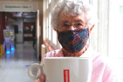 В Лондоне 99-летняя пенсионерка вакцинировалась и вернулась к работе - sharij.net - Лондон