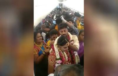 Пара из Индии устроила свадьбу на борту самолета: теперь на них подали жалобу - ont.by