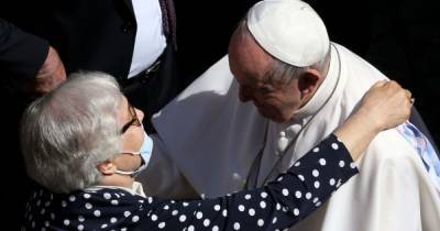 Франциск - Папа Франциск поцеловал татуировку с лагерным номером на руке экс-узницы Освенцима: видео - tsn.ua - Ватикан - Ватикан