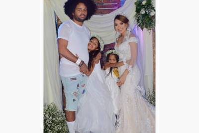Жениха обругали в сети за рваные шорты на свадьбе с нарядно одетой невестой - lenta.ru