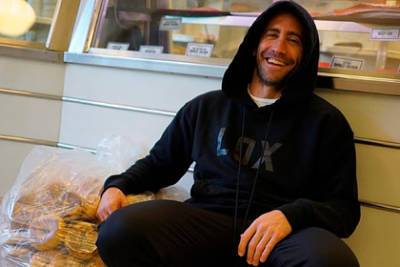 Неприличное слово на толстовке Джейка Джилленхола рассмешило россиян - lenta.ru