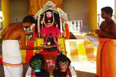 В Индии начали поклоняться и подносить еду богине COVID-19 - sharij.net