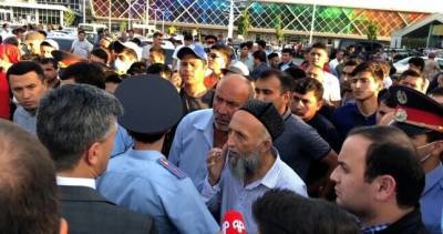 Сотни застрявших пассажиров собрались на стихийном митинге возле международного аэропорта Душанбе - dialog.tj - Россия - Таджикистан - Душанбе