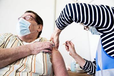 Регулятор ЕС подтвердил 316 случаев тромбоза после вакцины AstraZeneca - tvc.ru