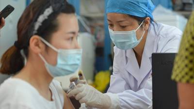 Чжун Наньшань - К концу года Китай намерен вакцинировать от COVID-19 до 80% населения - iz.ru - Китай - Израиль