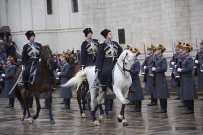Церемония развода пеших и конных караулов прошла на Соборной площади - vm.ru - Россия