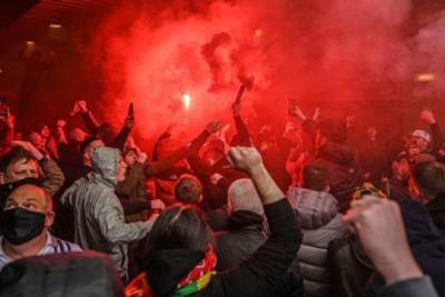 Фанаты «Манчестер Юнайтед» устроили беспорядки из-за конфликта с владельцами клуба и сорвали матч с «Ливерпулем» - versia.ru