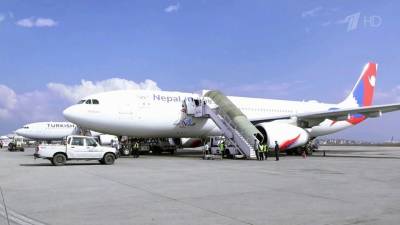 Непал прекращает международное авиасообщение. Россиян призывают срочно покинуть страну - 1tv.ru - Непал