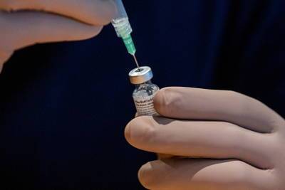 Ученые сравнили эффективность вакцин от коронавируса для женщин и мужчин - lenta.ru