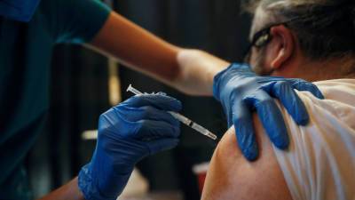 Учёные заявили о большей эффективности вакцин от COVID-19 у мужчин - russian.rt.com