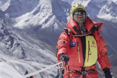 Первый слепой китайский альпинист поднялся на Эверест - unn.com.ua - Китай - Киев - Непал
