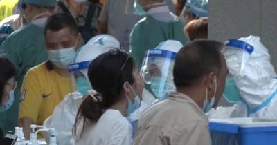 В Китае новая вспышка коронавируса, жителей Гуанчжоу закрыли на карантин, - AP - focus.ua - Китай - Гуанчжоу