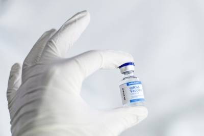 Новый скандал с вакциной: обнаружен опасный человеческий материал - mk.ru