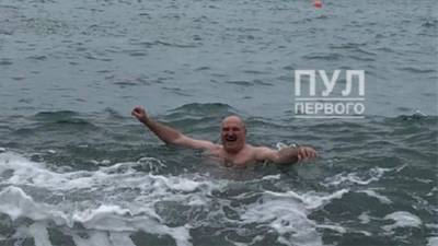 Владимир Путин - Александр Лукашенко - В Белоруссии опубликовали фото купания Лукашенко в Черном море в Сочи - iz.ru - Израиль - Сочи - Президент