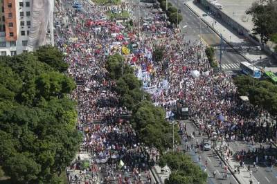 Акции протеста против политики президента прошли по всей Бразилии - argumenti.ru - Бразилия