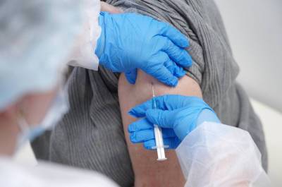 Надим Захави - В Великобритании могут ввести обязательную вакцинацию от COVID-19 для медиков - pnp.ru - Англия
