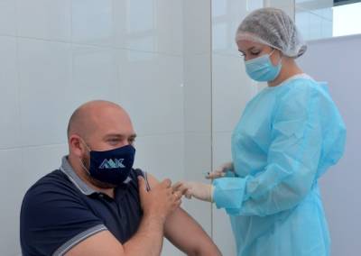 В ледовом дворце «Кузбасс» открыли пункт вакцинации от COVID-19 - gazeta.a42.ru - Кемеровская обл.