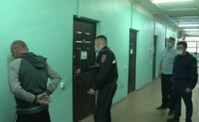 СК РФ опубликовал видео допроса стрелявшего в Екатеринбурге мужчины, ему предъявили обвинение - argumenti.ru - Россия - Екатеринбург