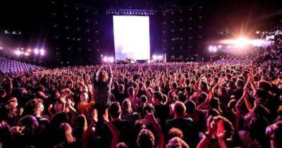 В Париже провели концерт-эксперимент: 5 тысяч зрителей в масках - skuke.net - Франция - Париж
