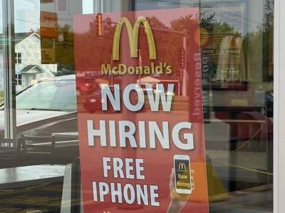 Рестораны McDonald's в США испытывают кадровый голод. Новых сотрудников привлекают раздачей iPhone – Business Insider - gordonua.com - Сша - штат Флорида - штат Иллинойс - Тампа