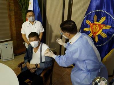 Родриго Дутерт - Президент Филиппин сделал прививку от коронавируса вакциной, которую еще не одобрил местный регулятор - gordonua.com - Филиппины - Президент