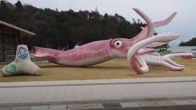 У японському місті на гроші для боротьби з COVID-19 побудували статую гігантського кальмара - bykvu.com - Японія - місто Токіо