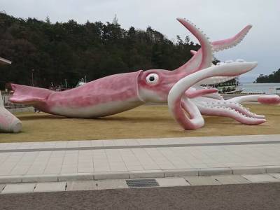 Город в Японии потратил грант на борьбу с COVID-19 на огромную статую кальмара - gordonua.com