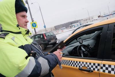 Московским таксистам выписали 19 протоколов за нарушение противовирусных мер - vm.ru - Москва