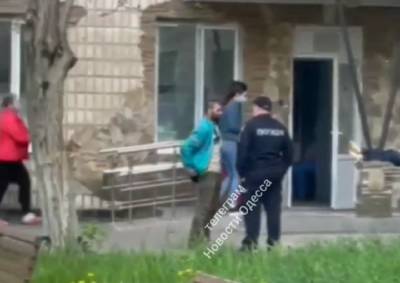 Медики складывают тела возле больницы: появилось возмутительное видео из Одессы - odessa.politeka.net - Одесса