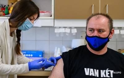 В ЕС первая страна вакцинировала более 50% населения - korrespondent.net - Евросоюз - Венгрия