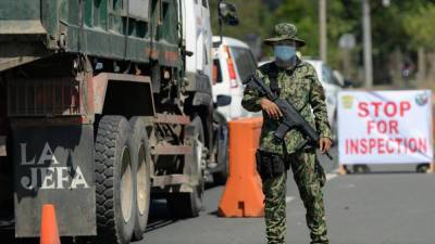 Родриго Дутерт - На Филиппинах полиции разрешили забирать прохожих без маски - newdaynews.ru - Филиппины