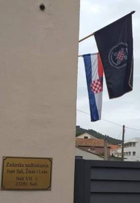 В Хорватии забросали яйцами католический приход с флагом... - politnavigator.net - Хорватия